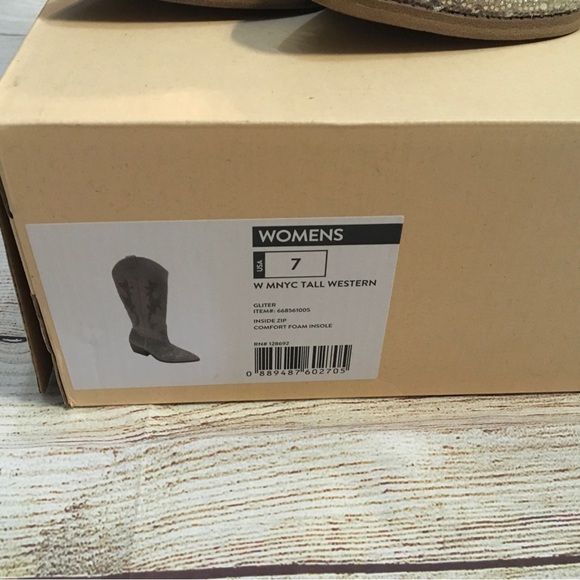 Elegant Silver and Cream Heeled Boots with Textured Design - Picture 6 of 6